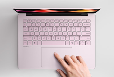 Image of an Omnibook 7 from top and someone is working with the touchpad